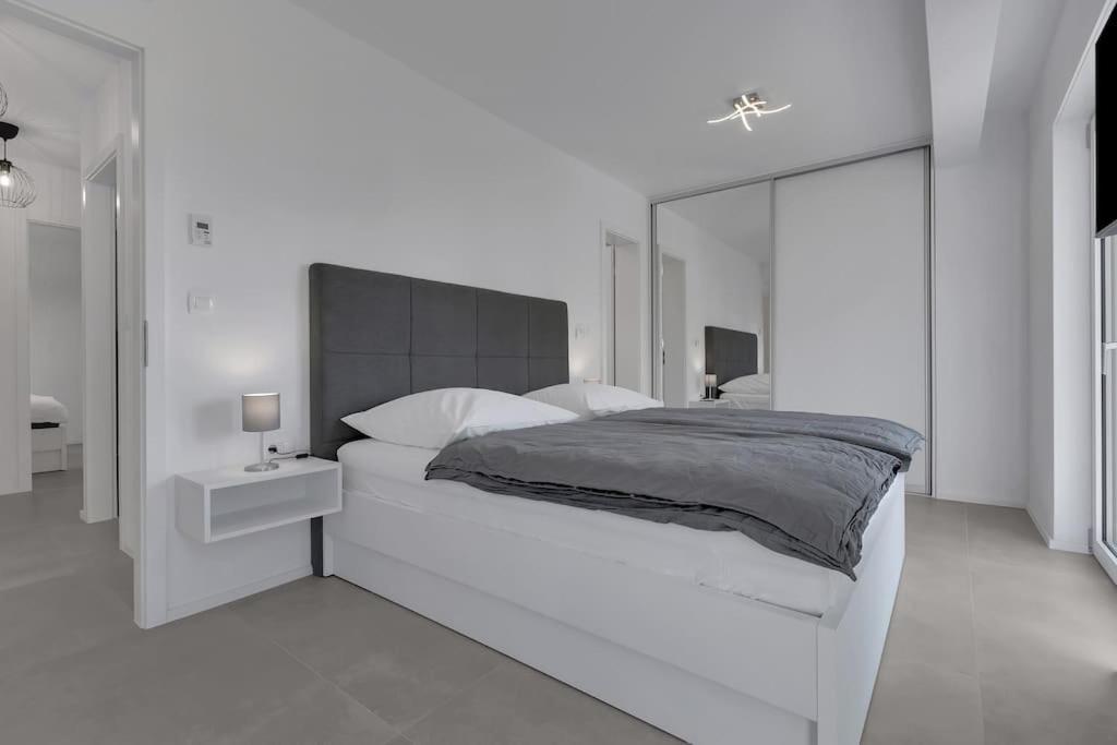 Apartman Delux With Private Pool - Makarska Exklusiv Тучепи Экстерьер фото